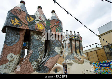 Reich verzierte Schornsteine auf dem Dach der Casa Batllo Haus von Antoni Gaudi, Barcelona, Spanien konzipiert Stockfoto