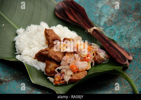 Babi Goreng Sambal Matah. Balinesisches Gericht von gebratenem Schweinefleisch Würfeln mit frischen salsa von Schalotten und Zitronengras. Stockfoto