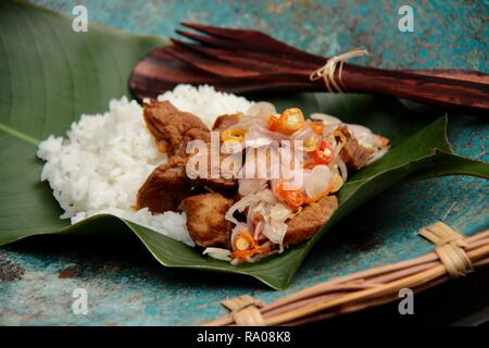 Babi Goreng Sambal Matah. Balinesisches Gericht von gebratenem Schweinefleisch Würfeln mit frischen salsa von Schalotten und Zitronengras. Stockfoto