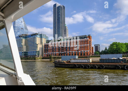 South Bank, London, UK - Juni 8, 2018: Ansicht der Oxo-Gebäude an der South Bank der Themse von einem clipper Boot in den Fluss. Zeigt eine Stockfoto