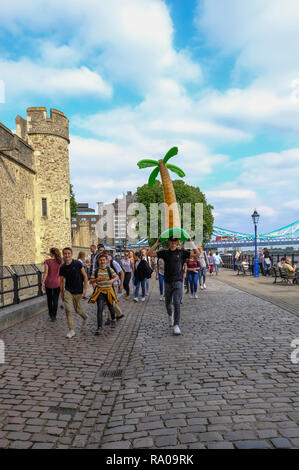 City of London, London, Großbritannien - 8. Juni 2018: Die Gruppe von Jugendlichen den Besuch der Tower von London und wandern entlang der Fahrbahn neben dem Fluss. Eine Jugend ist Stockfoto