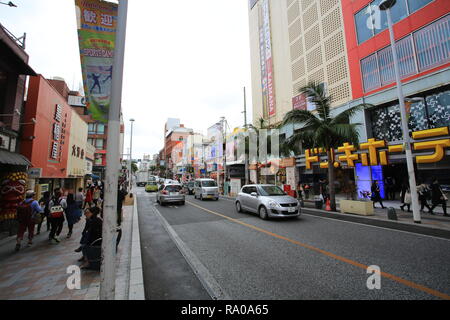 NAHA, JAPAN: Juli 25: Wet Market in der Okinawa, Kokusai-Dori am 25. Juli 2017. Kokusai-Dori (International Avenue) ist der Naha Hauptstraße, Stretching f Stockfoto