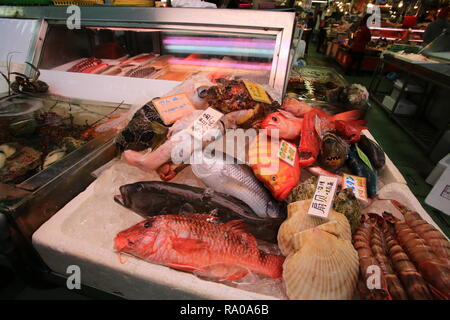 NAHA, JAPAN: Juli 25: Wet Market in der Okinawa, Kokusai-Dori am 25. Juli 2017. Kokusai-Dori (International Avenue) ist der Naha Hauptstraße, Stretching f Stockfoto