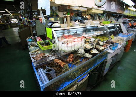 NAHA, JAPAN: Juli 25: Wet Market in der Okinawa, Kokusai-Dori am 25. Juli 2017. Kokusai-Dori (International Avenue) ist der Naha Hauptstraße, Stretching f Stockfoto