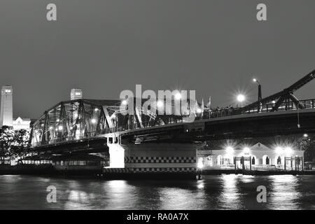 Bangkok, Thailand, 29. Dezember 2018: Phra Phuttha Yodfa Memorial Bridge alte Brücke Cho phraya Menschen verbinden, von der anderen Seite und DEVE Stockfoto