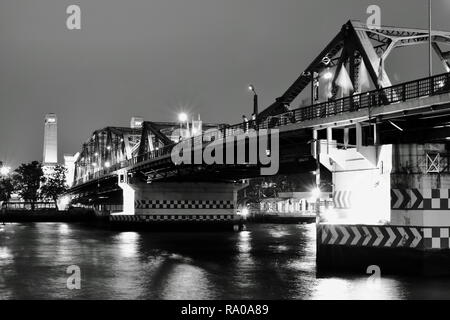 Bangkok, Thailand, 29. Dezember 2018: Phra Phuttha Yodfa Memorial Bridge alte Brücke Cho phraya Menschen verbinden, von der anderen Seite und DEVE Stockfoto