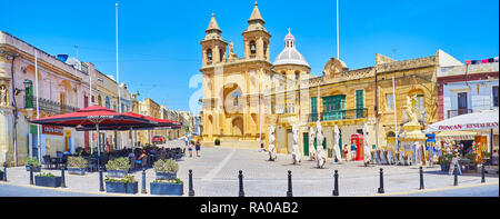 MARSAXLOKK, MALTA - 18. JUNI 2018: Panorama auf dem Platz vor der Pfarrkirche der Madonna von Pompei, benachbarten mit alten Villen, touristische Stockfoto