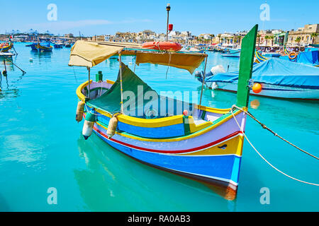 Traditionelle luzzu Boot, aus Holz und mit hellen Farben und Auge des Osiris, marina Marsaxlokk, Malta eingerichtet. Stockfoto