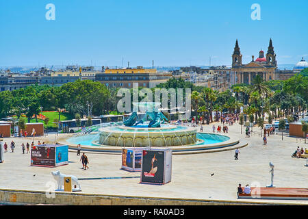 VALLETTA, MALTA - 18. JUNI 2018: Luftaufnahme auf Triton Brunnen, in Nelson Avenue, üppigen Grün der Floriana Gardens und St. Publius Kirche, Stockfoto