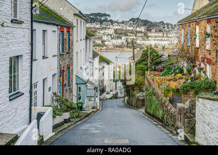 Ein Blick hinunter Fore Street in Polruan nach Fowey über der Mündung. Vielen alten malerischen bunten Gebäude säumen die Hauptstraße hinunter zum Kai Stockfoto