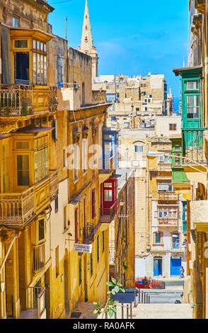 VALLETTA, MALTA - 18. Juni 2018: Die engen Abstieg entlang Vassali Straße, mit traditionellen Wohn- Bauten gesäumt, die am 18. Juni in Valletta. Stockfoto