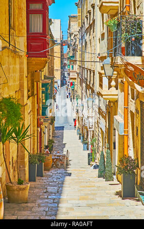 VALLETTA, MALTA - 18. Juni 2018: der Weg der legendären Straße Straße - die berühmten historischen Bereich, heutzutage immer beliebter Touristenort mit vielen Stockfoto