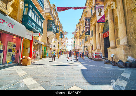 VALLETTA, MALTA - 18. JUNI 2018: Spaziergang zum berühmten Republic Street - die zentrale City Promenade mit Boutiquen, Cafes, Restaurants und Souvenirläden Stockfoto