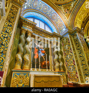 VALLETTA, MALTA - 18. JUNI 2018: Der Altar der Langue der Provence Kapelle in St. John's Co-Cathedral ist an den Erzengel Michael geweiht und decorat Stockfoto