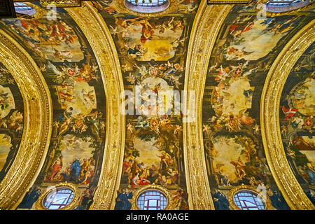 VALLETTA, MALTA - 18. JUNI 2018: das Gewölbe des Mittelschiffs in St John's Co-Cathedral mit Meisterwerk und Fresken reich vergoldeten Muster von Stockfoto