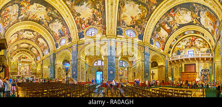 VALLETTA, MALTA - 18. JUNI 2018: Panorama der beeindruckenden Innenraum von St. John's Co-Cathedral mit geschnitzten, vergoldeten Muster, Fresken, Skulpturen, Scenic altar Stockfoto