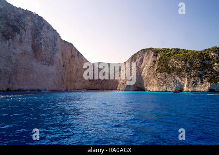 Navagio Strand/Schiffbruch/vom Meer aus gesehen Stockfoto