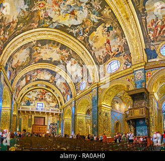 VALLETTA, MALTA - 18. JUNI 2018: Prächtige Kirchenschiff von St. John's Co-Cathedral mit kunstvoller Dekoration der Wände und Gewölbe, einschließlich Schnitzereien und p Stockfoto