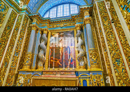 VALLETTA, MALTA - 18. JUNI 2018: Der Altar der Kapelle von Langue d'Auvergne in St John's Co-Cathedral, dem Heiligen Sebstian und mit twis eingerichtet Stockfoto