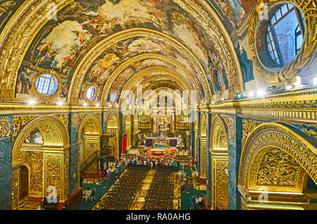 VALLETTA, MALTA - 18. Juni 2018: Die reich dekorierten Gebetsraum der St John's Co-Cathedral mit Meisterwerk Gemälde, kunstvolle Schnitzereien, vergoldeten Stuck Stockfoto