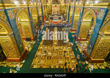 VALLETTA, MALTA - 18. JUNI 2018: Der Balkon von St. Johns Co-Cathedral öffnet sich der Blick auf die herrlichen Gebet Hall mit verzierten Bögen von Kapellen, stunnin Stockfoto