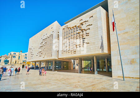 VALLETTA, MALTA - 18. Juni 2018: Das neue Parlament Gebäude, gegenüber der Republic Street und neben dem Stadttor gelegen, am 18. Juni in Valletta. Stockfoto