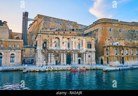 Die wiederhergestellten Barrakka Aufzug hinter dem alten Gebäude von Valletta zu sehen ist, es verbindet die untere Stadt mit der Oberseite der St Peter und Paul Bastion, Malta. Stockfoto