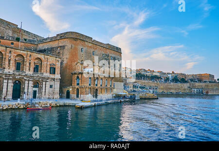 Die Lascaris Batterie blickt auf den Grand Harbour und zieht die Touristen in den Krieg Zimmer und beobachten Sie feuern feierlichen Böllerschüssen, Valletta, Malta besuchen. Stockfoto