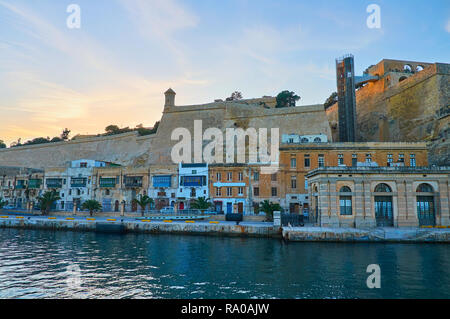Am Abend Blick auf St. Peter und Paul und Counterguard Barrakka Lift vom Grand Harbour von Valletta, Malta. Stockfoto