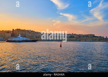 Die großen Luxusyacht bereit ist Valletta Grand Harbour auf Sonnenuntergang, Malta zu verlassen. Stockfoto