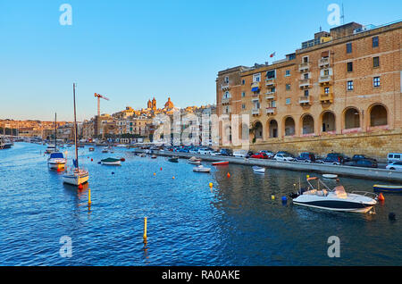 Die Yachten und Boote luzzu am Ufer des befestigten L-Isla, einer der mittelalterlichen Städte von Valletta Grand Harbour, Senglea, Malta. Stockfoto