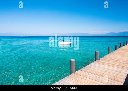 Idyllische wasser Szene mit Holzterrasse und Lake Tahoe Stockfoto