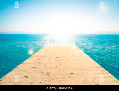 Idyllische wasser Szene mit Holzterrasse und Lake Tahoe Stockfoto