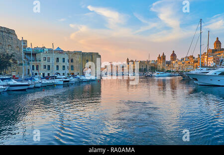 Beachten Sie die mittelalterlichen Städte Birgu, Senglea und geteilt durch die Gewässer von Vittoiosa Marina, die Küste von Castiglioncello ist mit letzten Sonnenuntergang Strahlen, Malta beleuchtet. Stockfoto