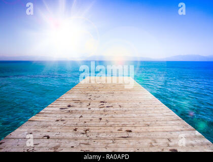 Idyllische wasser Szene mit Holzterrasse und Lake Tahoe Stockfoto