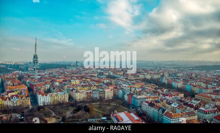 Drone Flug über Prag Zizkov tv Tower Stockfoto