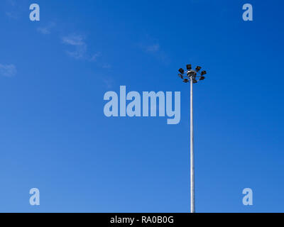 Das Licht auf dem Stahlmast mit blauem Himmel Hintergrund. Stockfoto