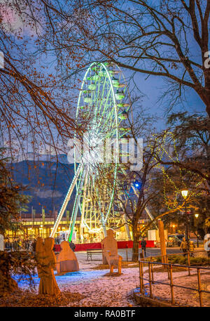 Die großen Panoramablick Rad in Dante Alighieri Square in Trento Stadt bei Nacht während der Weihnachten feiern. Weihnachtsmarkt in Trient, Trentino Alto Ad Stockfoto