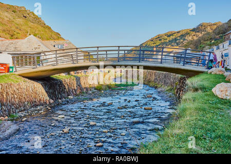 Boscastle, Cornwall, England - Oktober 04, 2018: Brücke in Viseu, einem kleinen Fischerdorf an der Nordküste von Cornwall, England Stockfoto