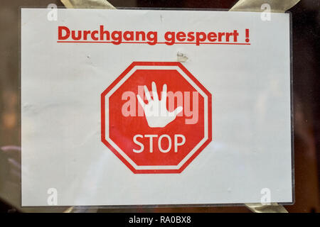 Deutsche Zeichen auf eine Glastür mit den Worten für-Passage geschlossen - und ein rotes Symbol Anhalten Stockfoto
