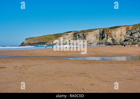 Trebarwith, Cornwall, UK - Oktober 10, 2018: die Menschen mit ihren Hunden bei Trebarwith Strand Strand in North Cornwall, England. Stockfoto