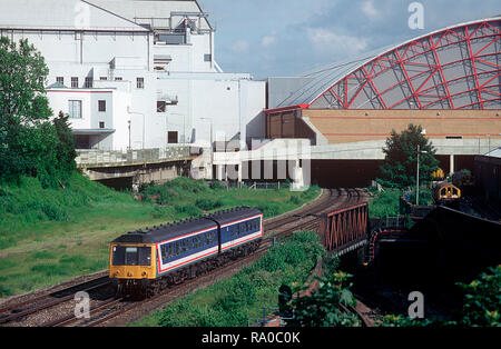 Network South East Klasse 117 Diesel Multiple Unit Anzahl L705 Set vorbei Earles Hof am 7. Juni 1994. Stockfoto