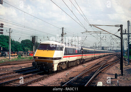 Eine Klasse 91 elektrische Lokomotive Nummer 91003 Norden mit der East Coast Main Line InterCity Service im Alexandra Palace am 1. Juli 1994. Stockfoto