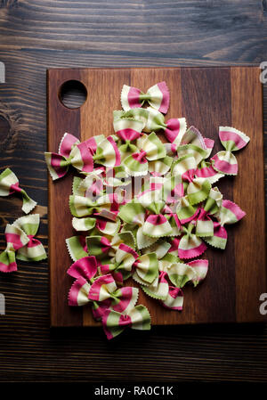 Italienische raw Bunte farfalle Pasta. Ansicht von oben Stockfoto