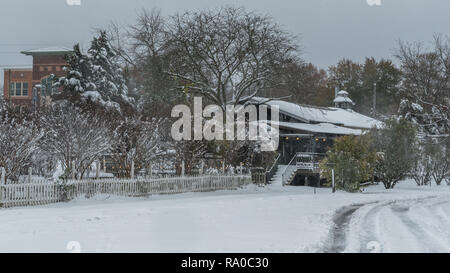 Reifenspuren in der Straße zum Gebäude im Schnee nach Schnee Sturm Stockfoto