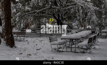 Picknick-tische im Schnee mit gelben Fußgänger Schild im Hintergrund Stockfoto