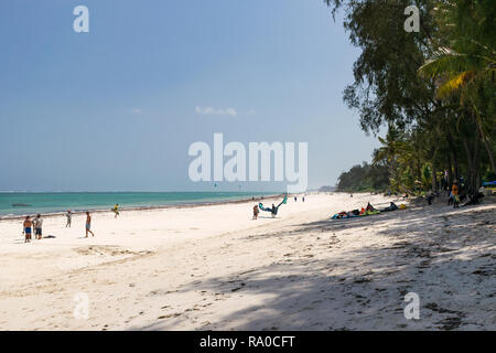 Aussicht auf den tropischen Strand und Küste des Indischen Ozeans mit Touristen auf dem weißen Sand, Diani, Kenia Stockfoto