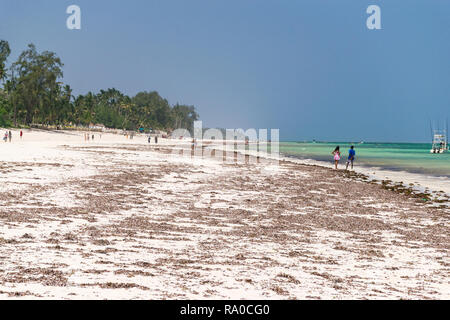 Aussicht auf den tropischen Strand und Küste des Indischen Ozeans mit Touristen auf dem weißen Sand, Diani, Kenia Stockfoto