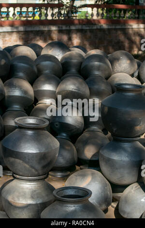 Große schwarze Ton Küche Lagerung Töpfe bis zu einem gesamten Verkauf Markt für Verkauf in Indien bereit. Stockfoto