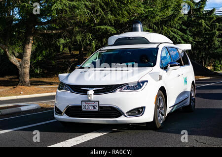 Dezember 23, 2018 Mountain View/CA/USA - Waymo Selbstfahrer auto Tests auf einer Straße in der Nähe der Hauptsitze von Google, Silicon Valley Stockfoto